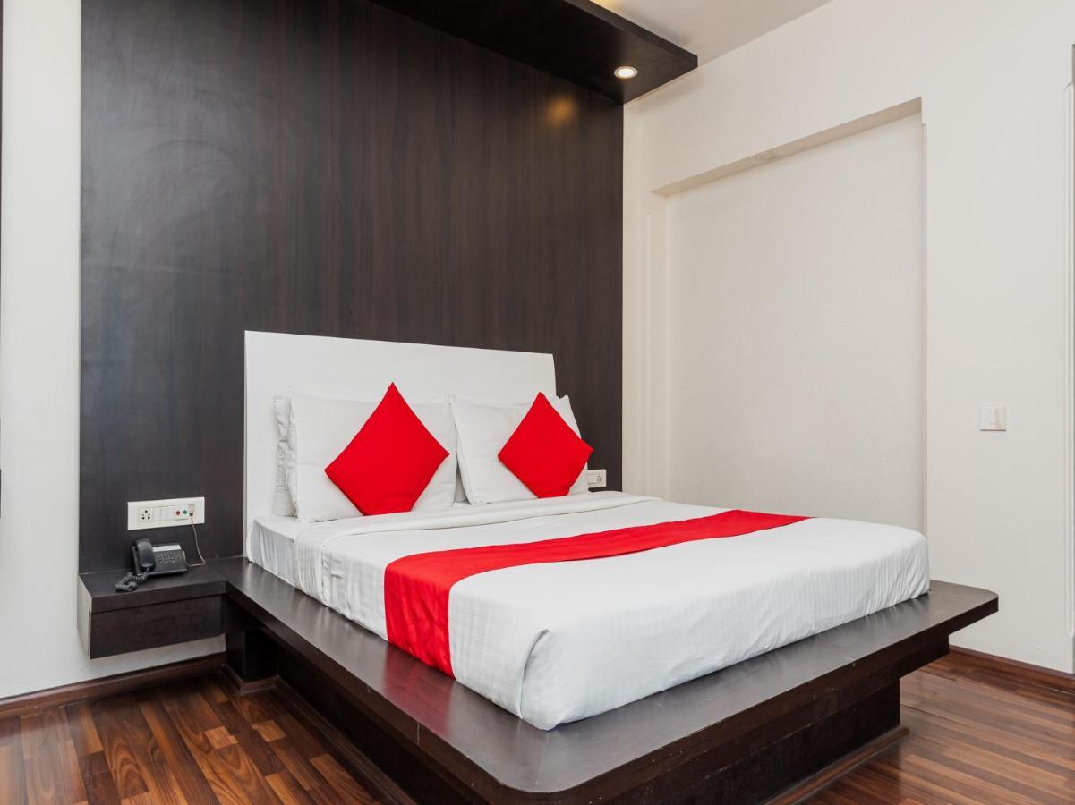 Hotel Balwas Surat Exterior foto