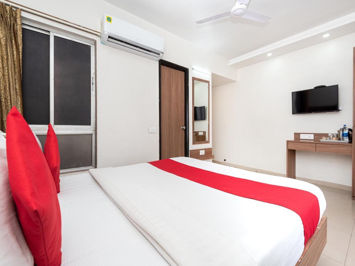 Hotel Balwas Surat Exterior foto