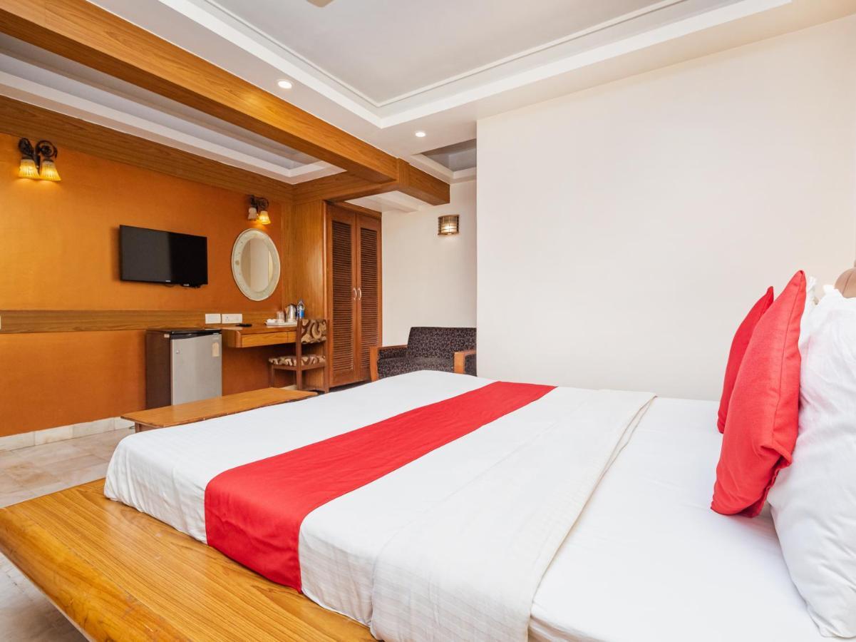 Hotel Balwas Surat Exterior foto