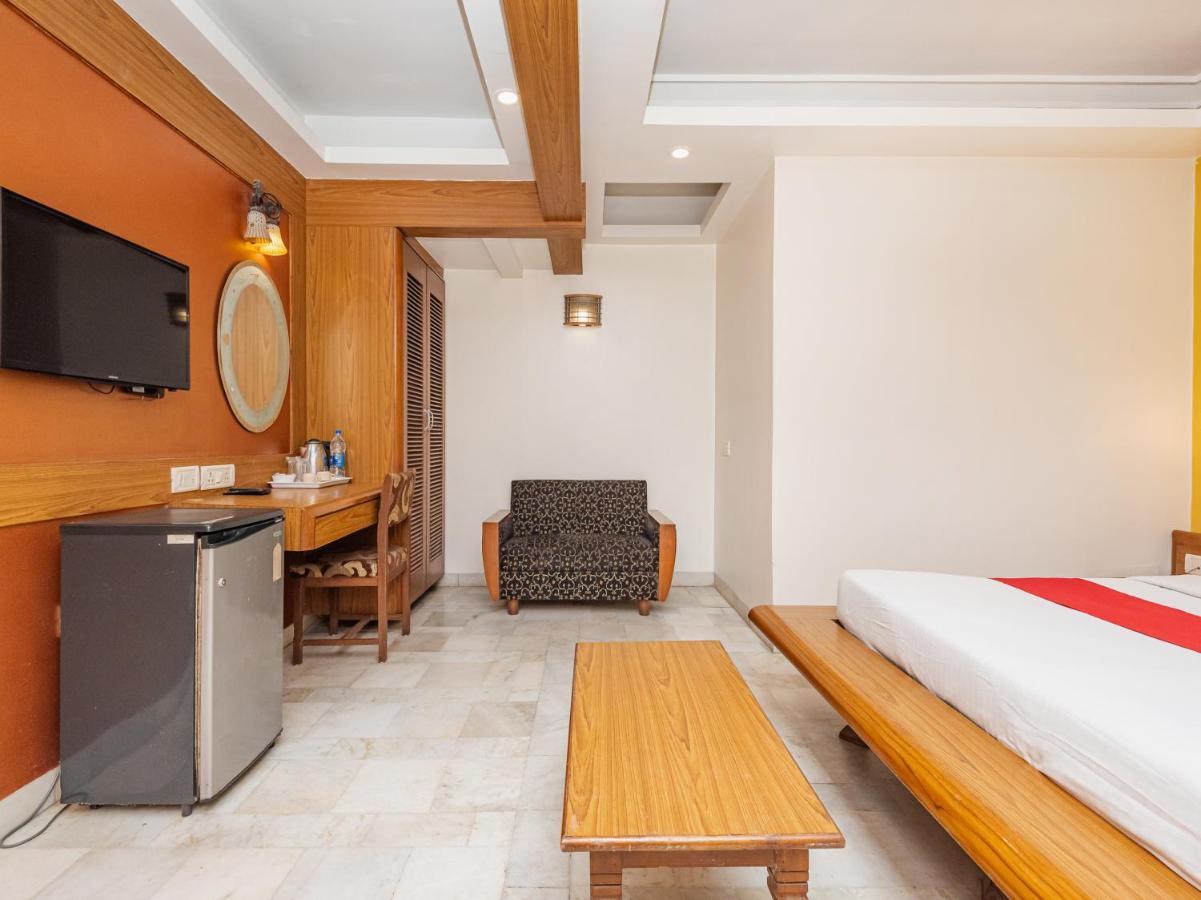 Hotel Balwas Surat Exterior foto