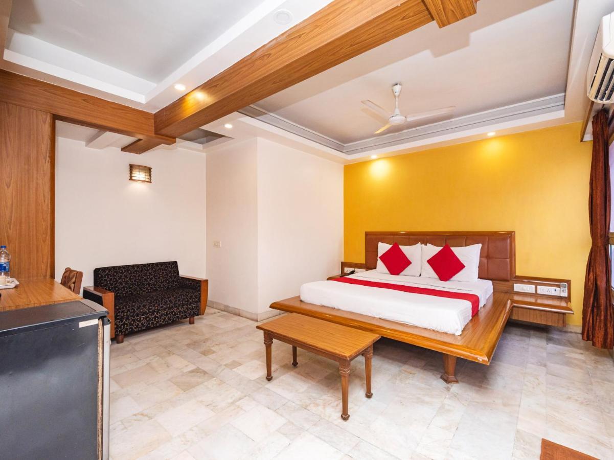 Hotel Balwas Surat Exterior foto