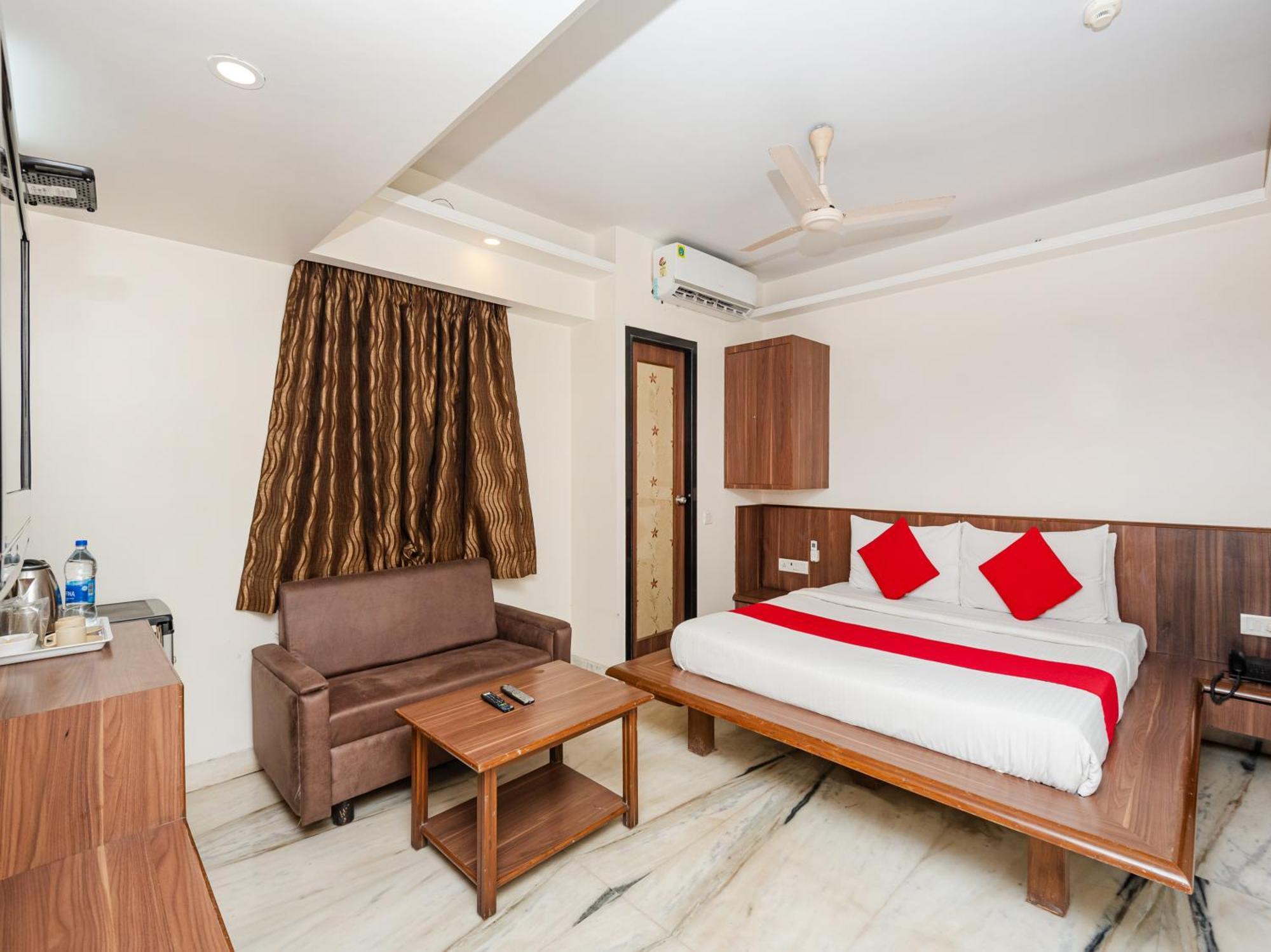Hotel Balwas Surat Exterior foto
