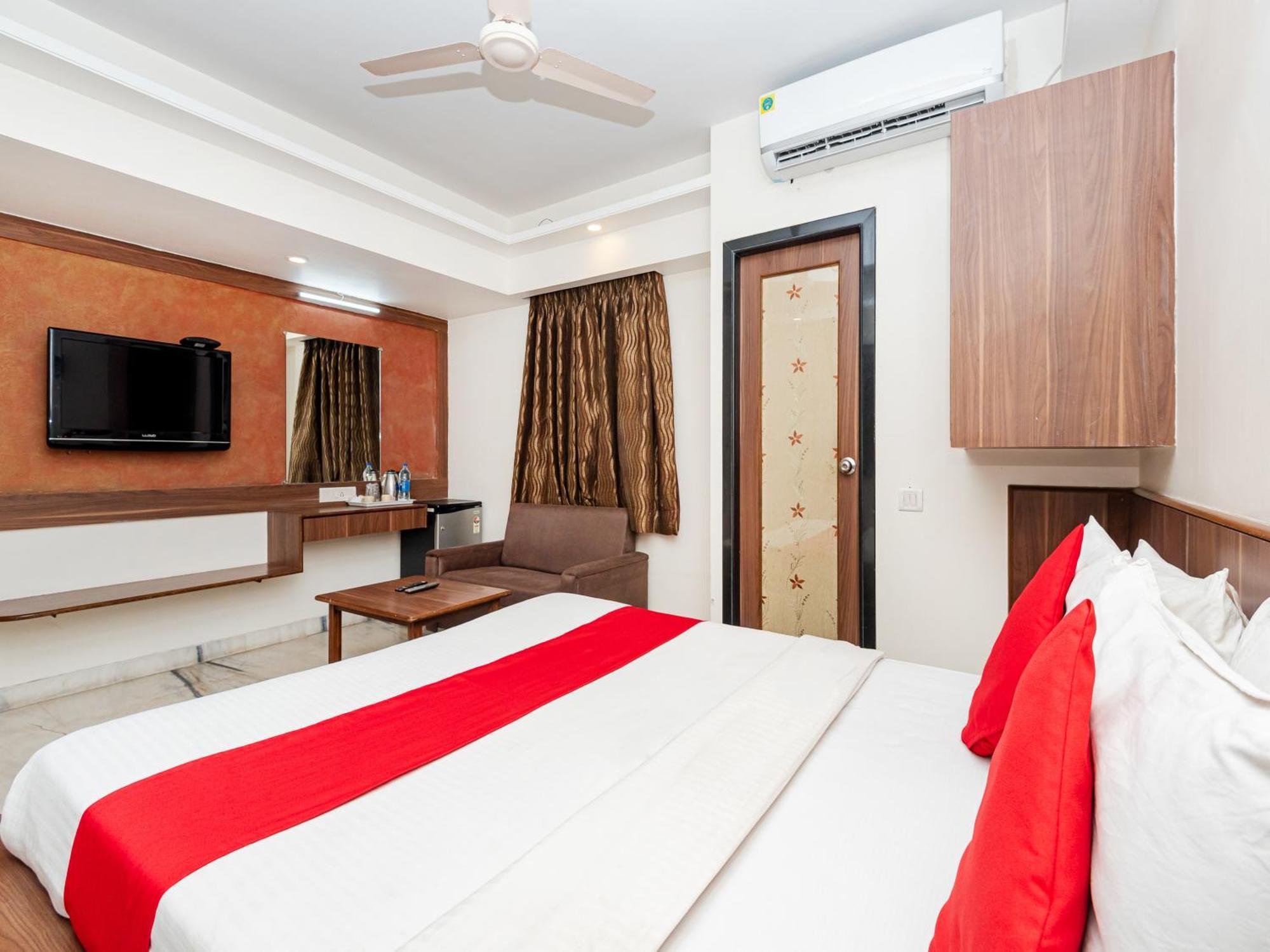 Hotel Balwas Surat Exterior foto