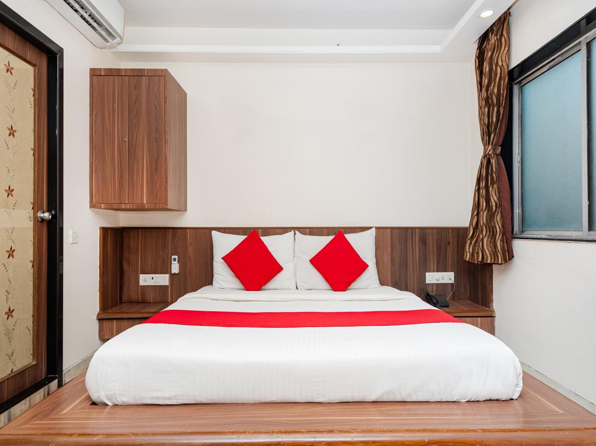 Hotel Balwas Surat Exterior foto