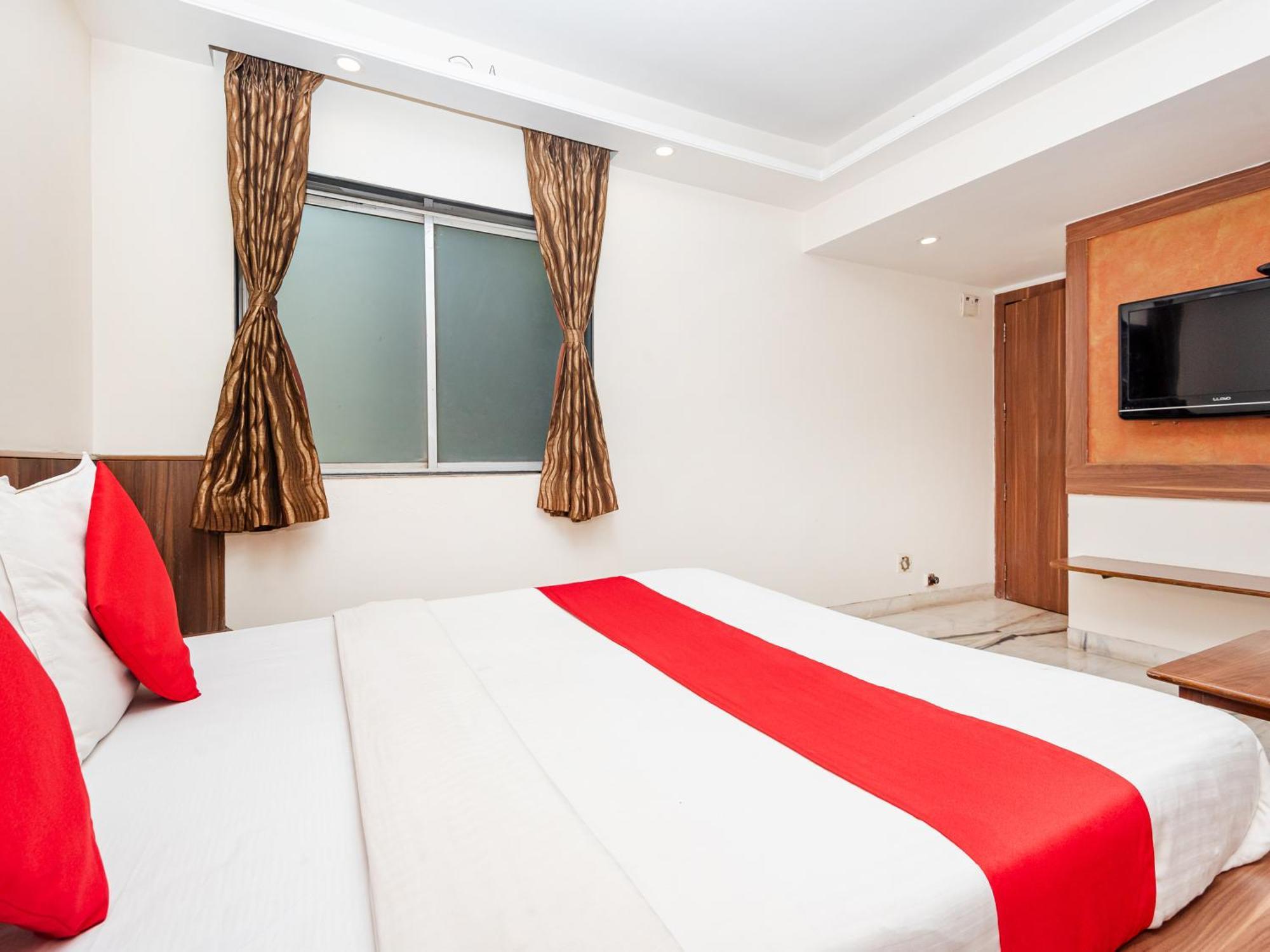 Hotel Balwas Surat Exterior foto