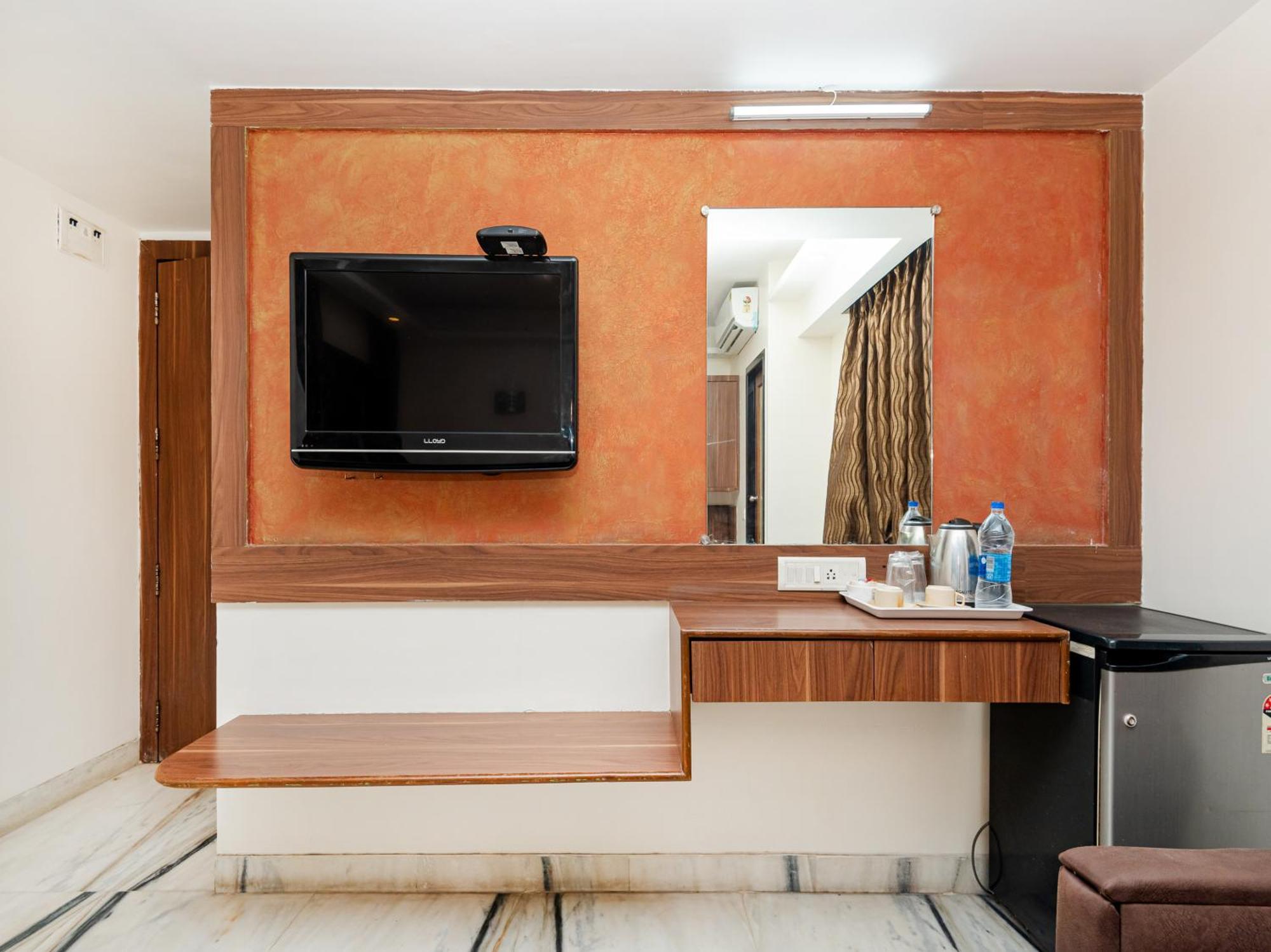Hotel Balwas Surat Exterior foto