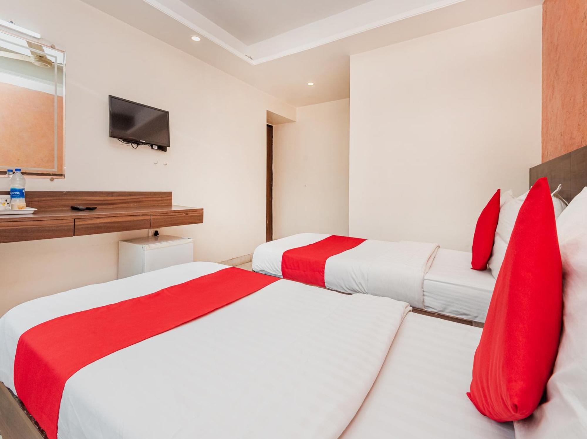 Hotel Balwas Surat Exterior foto