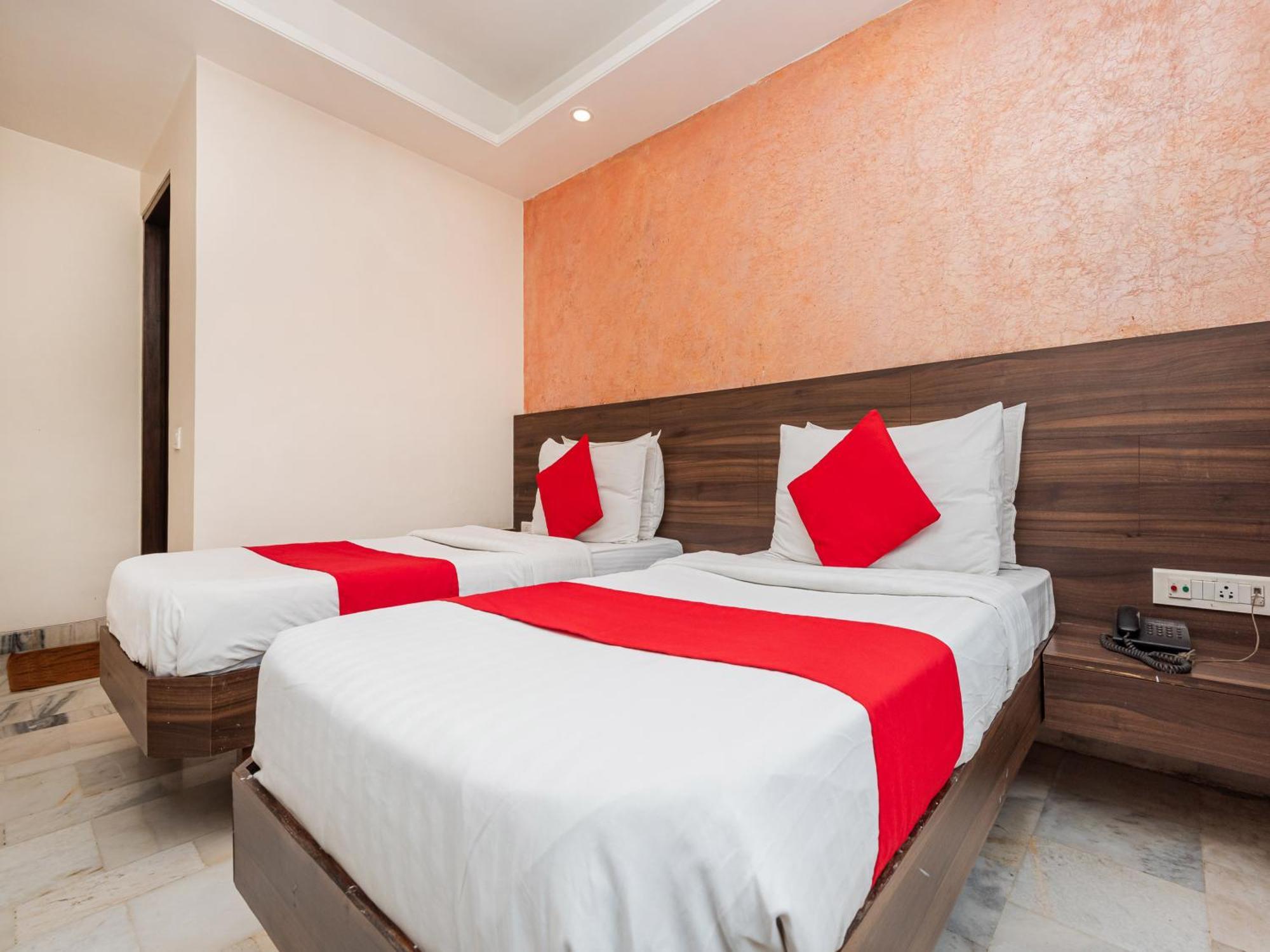 Hotel Balwas Surat Exterior foto