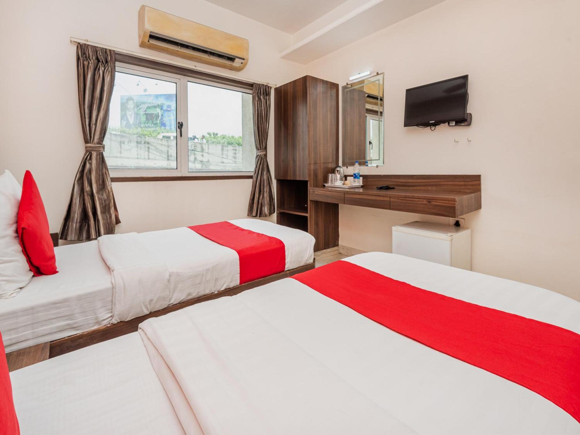 Hotel Balwas Surat Exterior foto