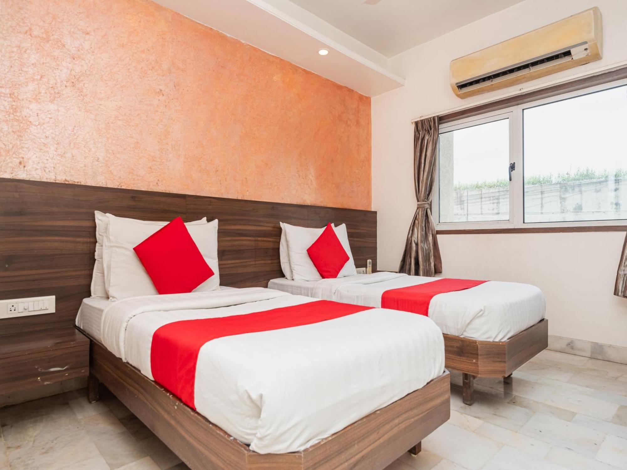 Hotel Balwas Surat Exterior foto