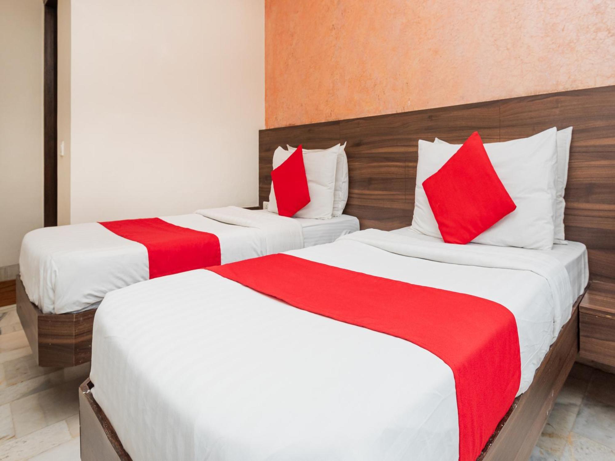 Hotel Balwas Surat Exterior foto