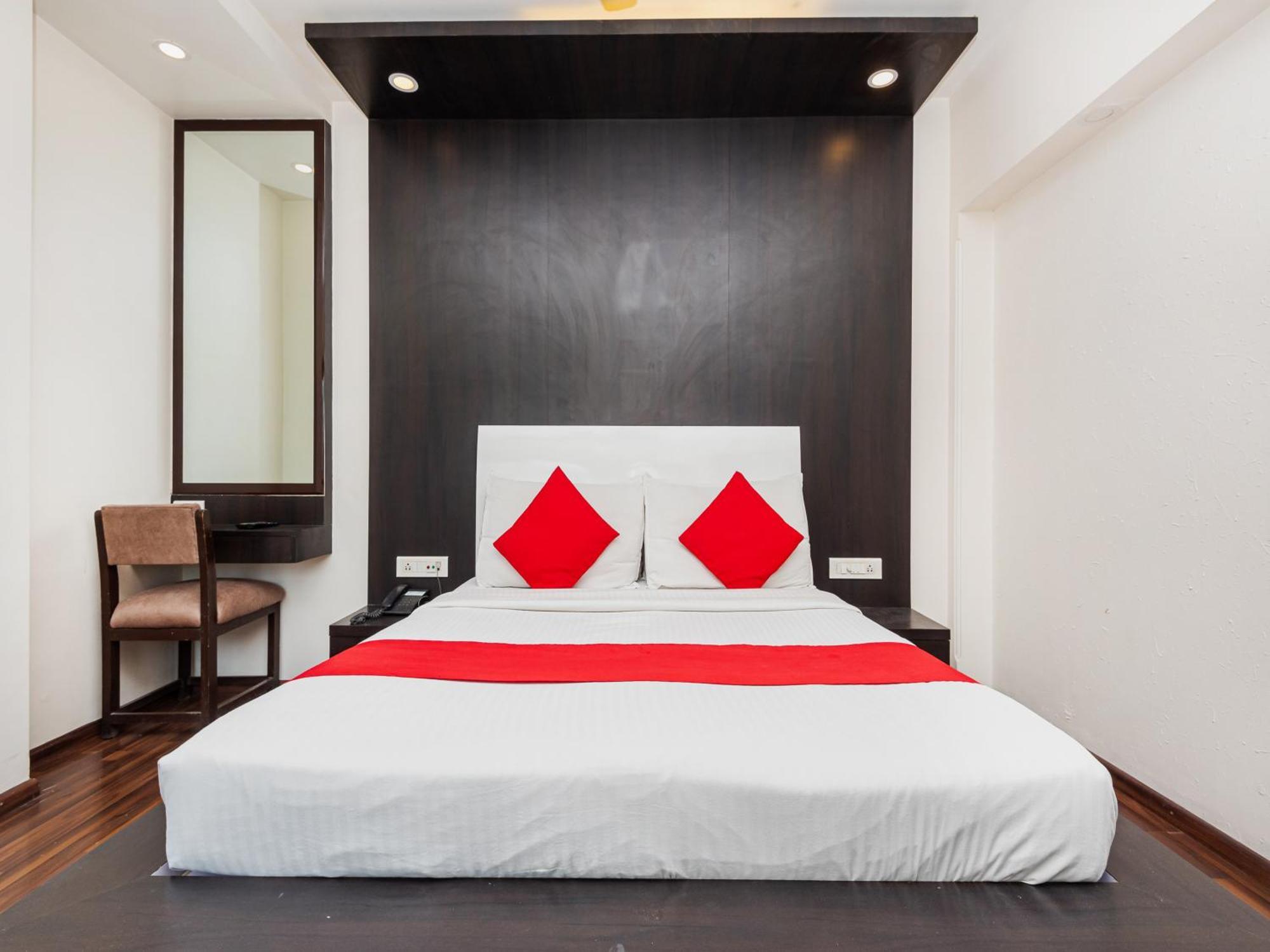 Hotel Balwas Surat Exterior foto