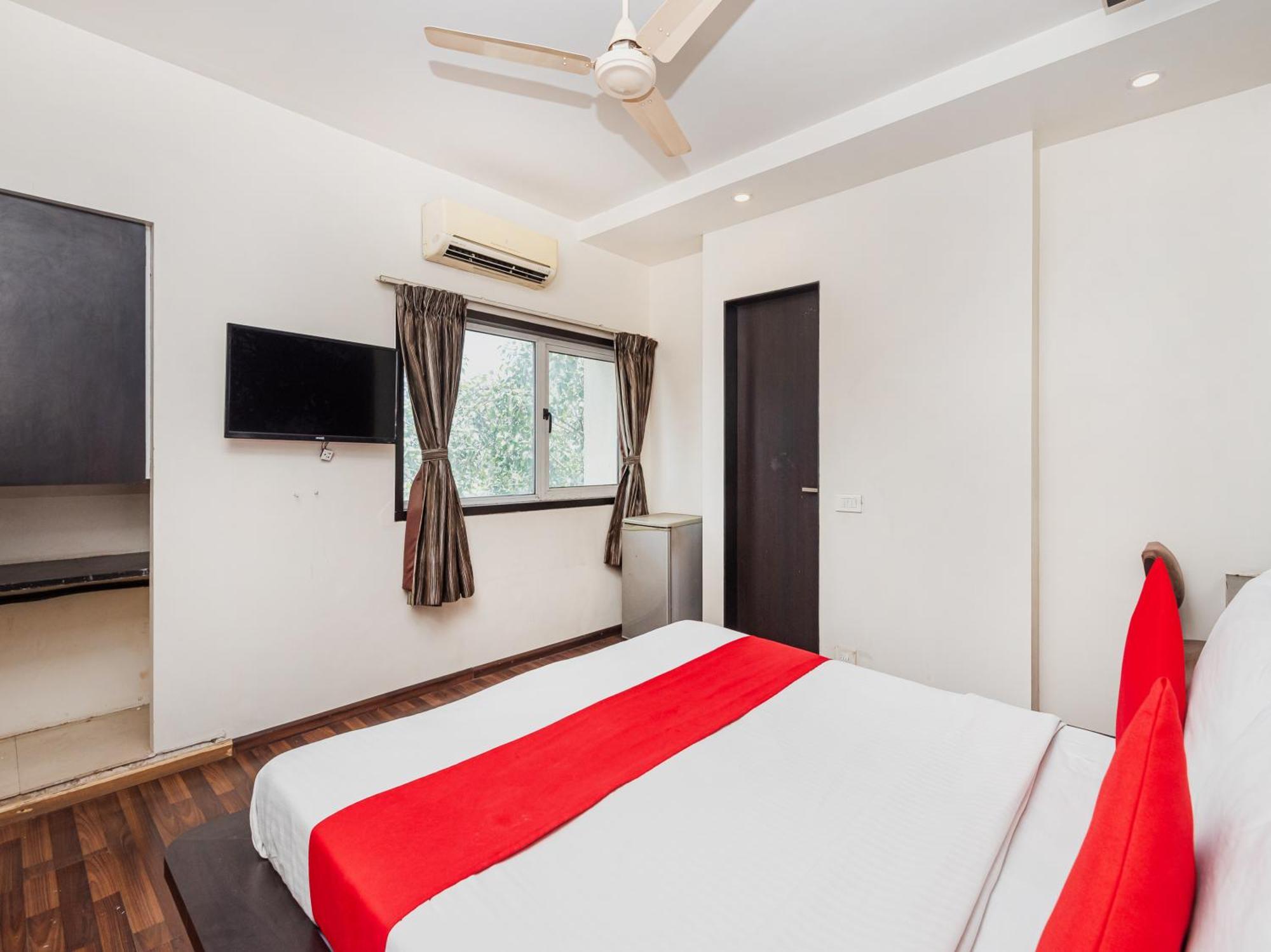 Hotel Balwas Surat Exterior foto