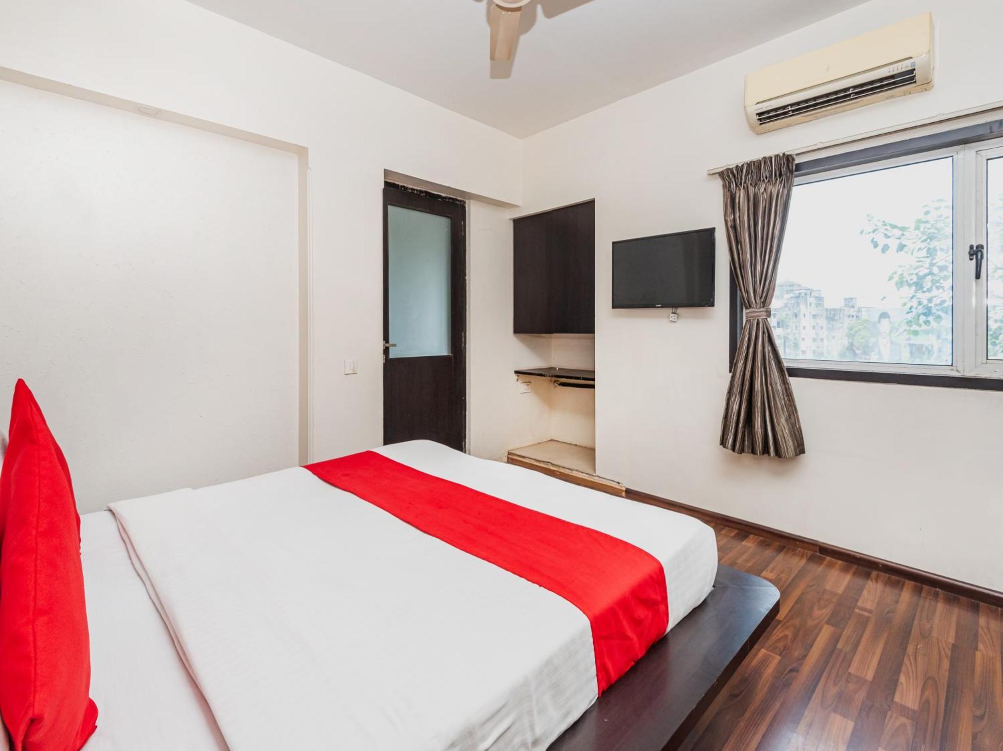 Hotel Balwas Surat Exterior foto
