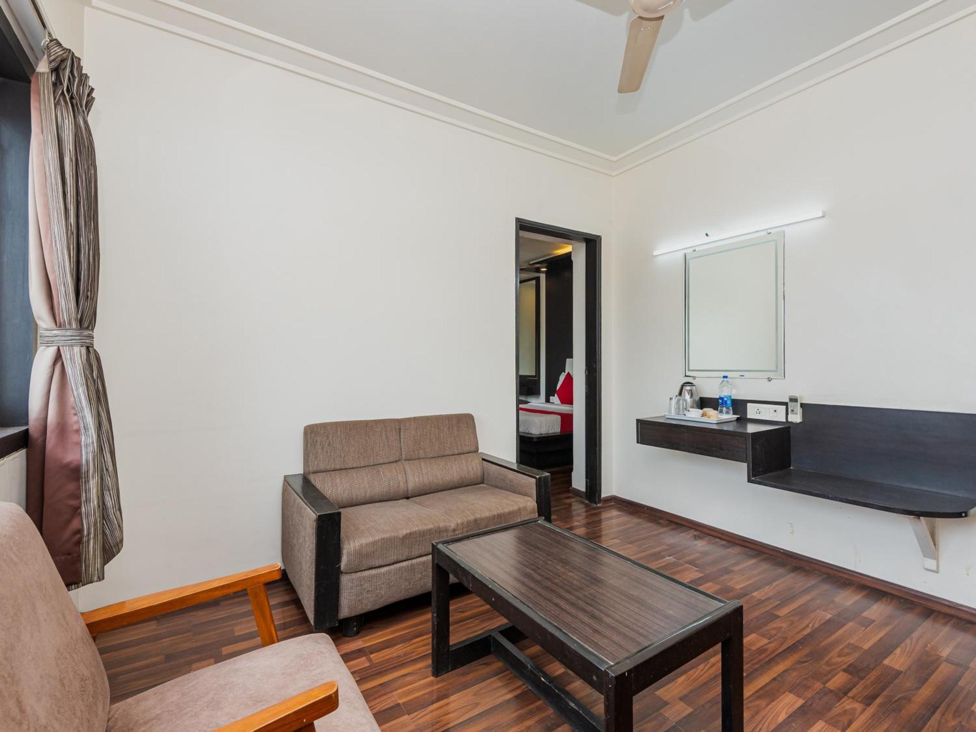 Hotel Balwas Surat Exterior foto