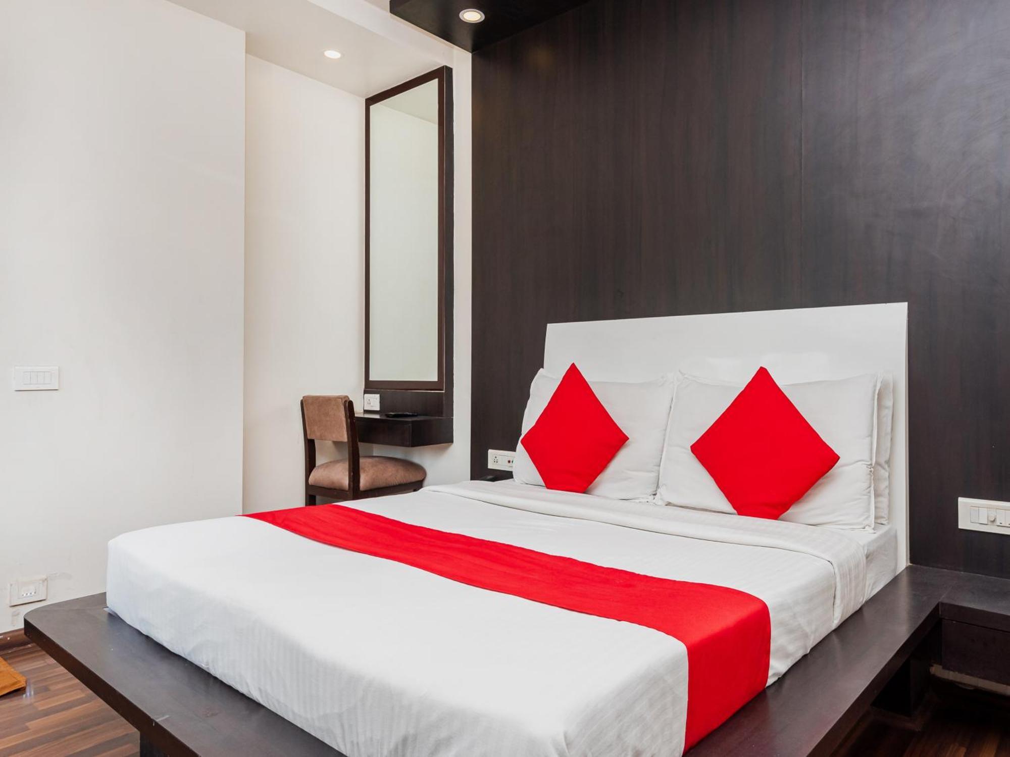 Hotel Balwas Surat Exterior foto