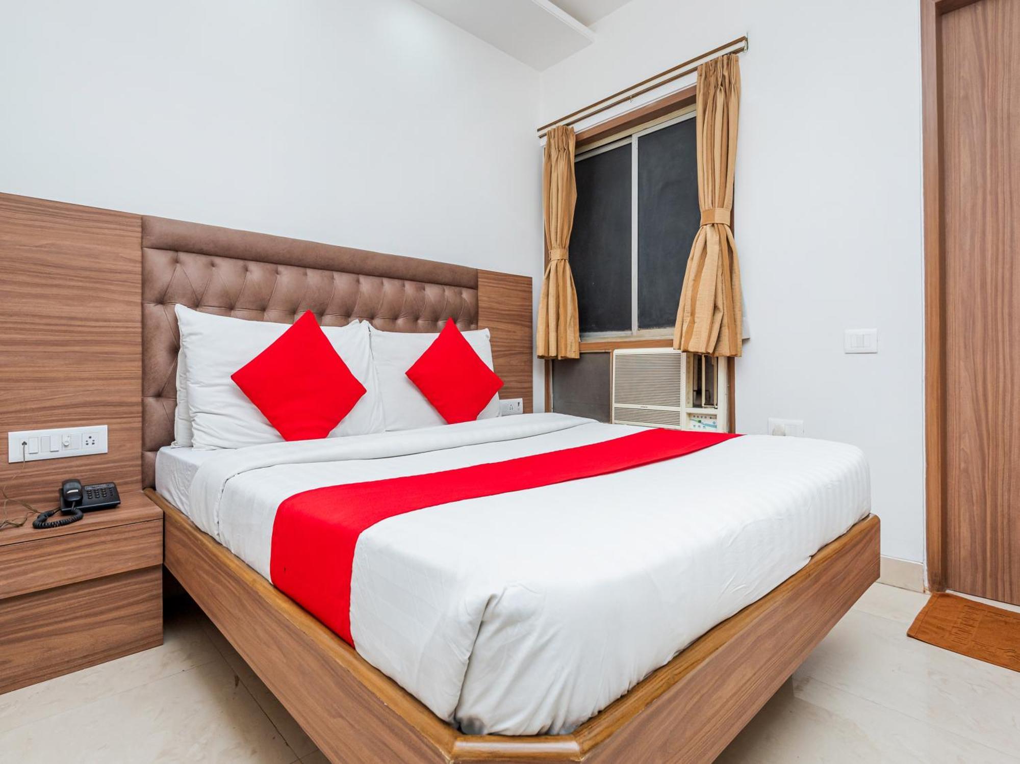 Hotel Balwas Surat Exterior foto