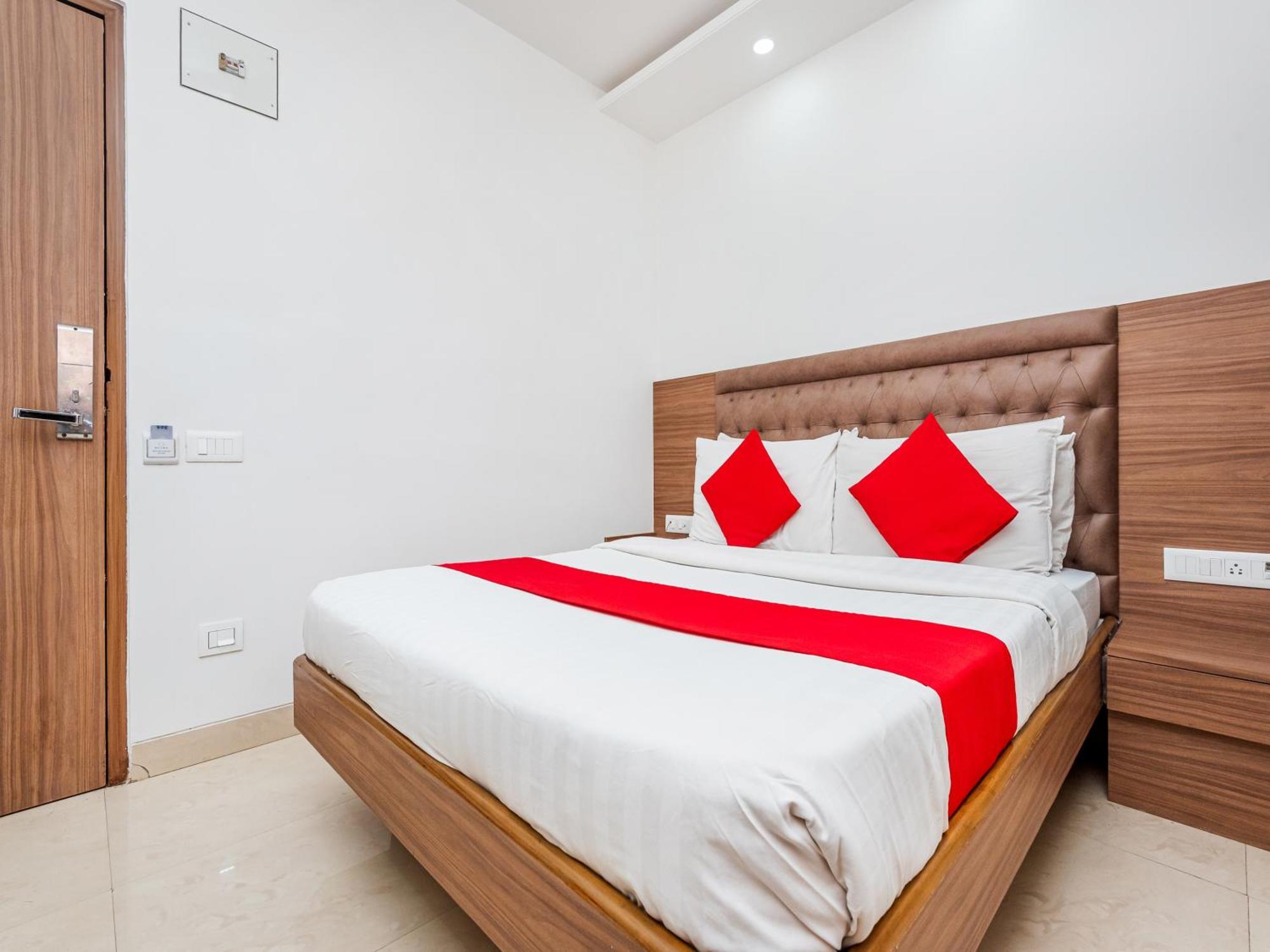 Hotel Balwas Surat Exterior foto