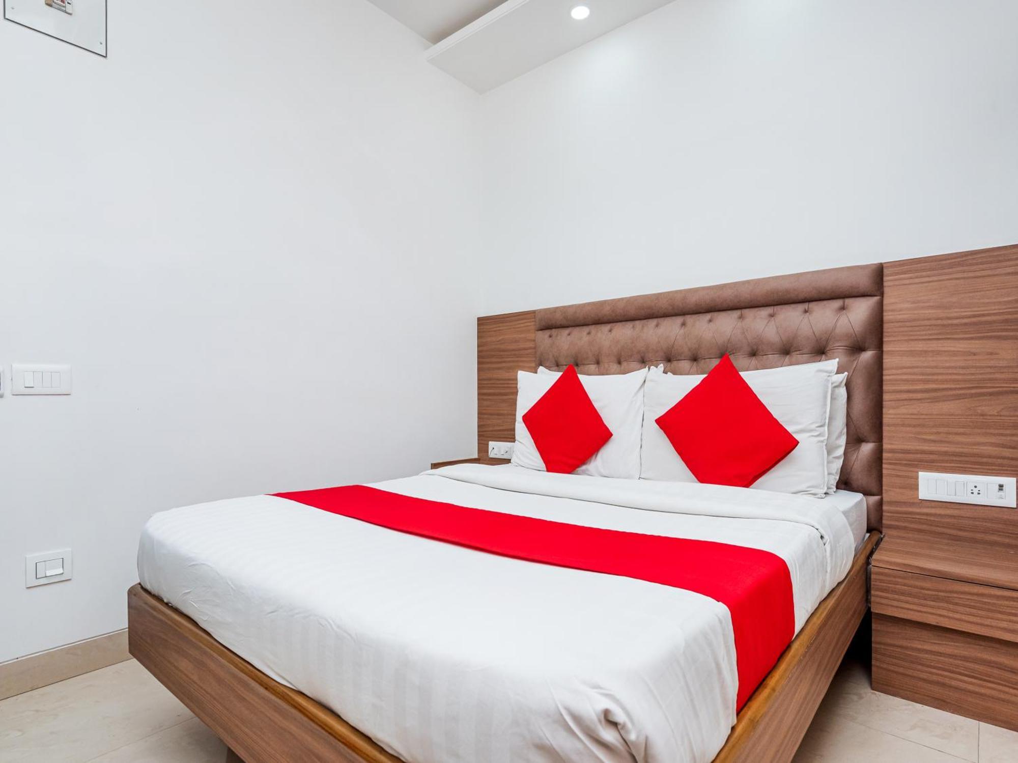 Hotel Balwas Surat Exterior foto