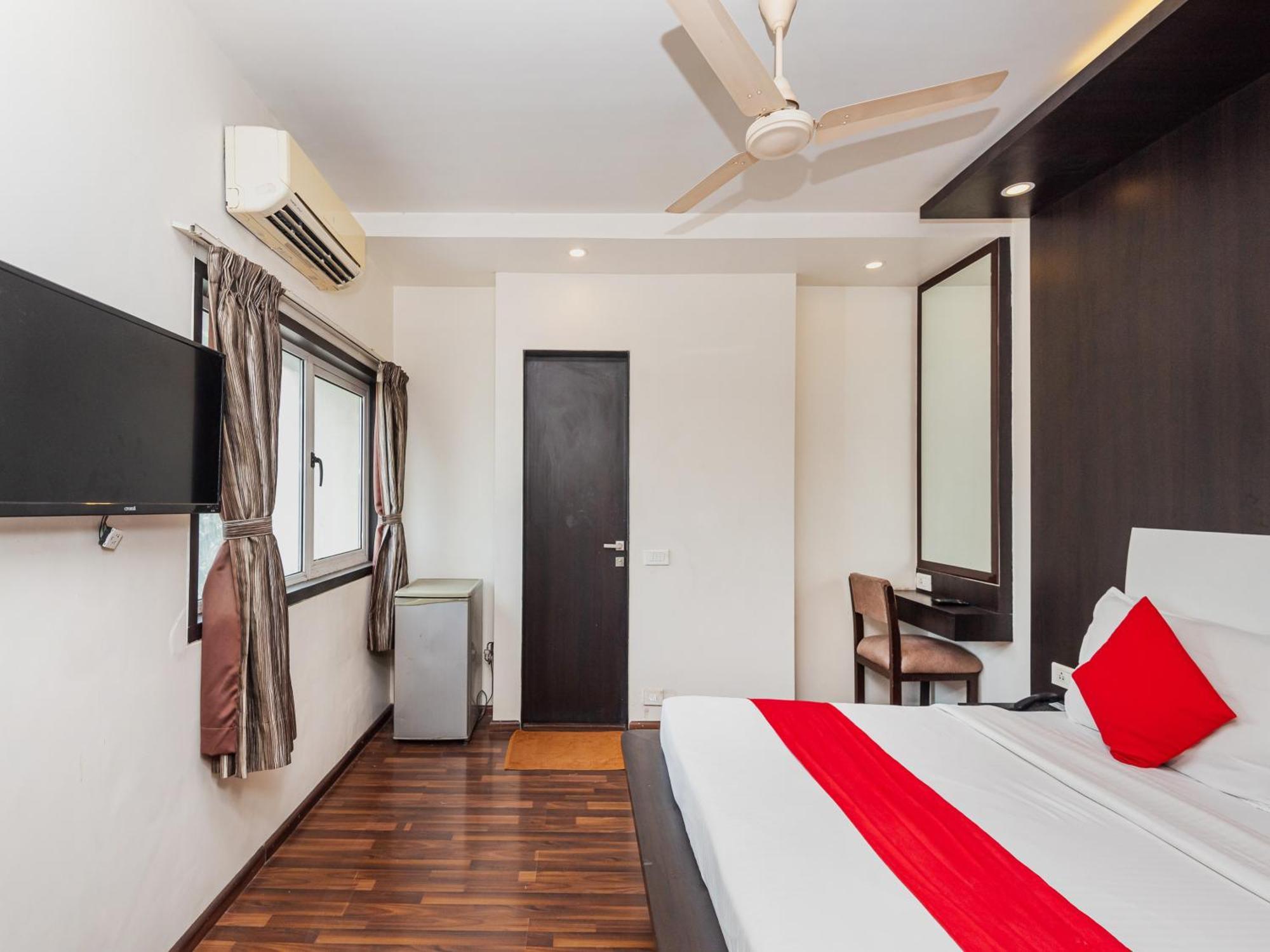 Hotel Balwas Surat Exterior foto